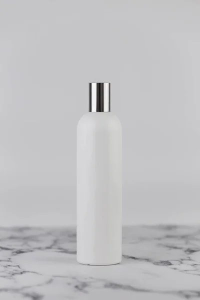 Beyaz arka planda kozmetik şişesi. Beyaz plastik şampuan, krem ya da losyon şişesi, etiketsiz boş.