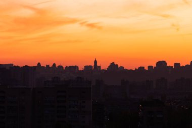 Gün batımı silueti. Gökyüzü güzel turuncu pembe renk