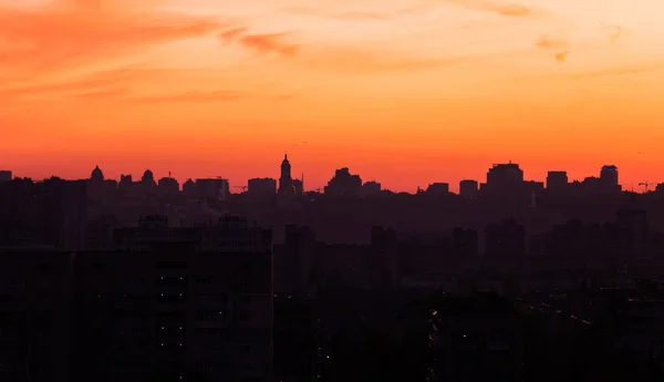 Zonsondergang sillohette. De lucht prachtig oranje roze kleur — Stockfoto