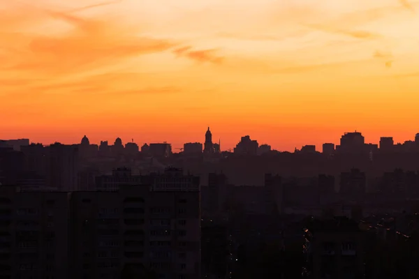 Sileta do pôr-do-sol da cidade. O céu cor-de-rosa laranja bonita — Fotografia de Stock