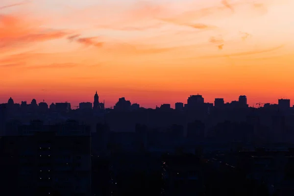 Zonsondergang sillohette. De lucht prachtig oranje roze kleur — Stockfoto