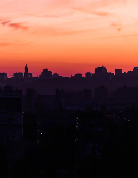 Sileta do pôr-do-sol da cidade. O céu cor-de-rosa laranja bonita — Fotografia de Stock
