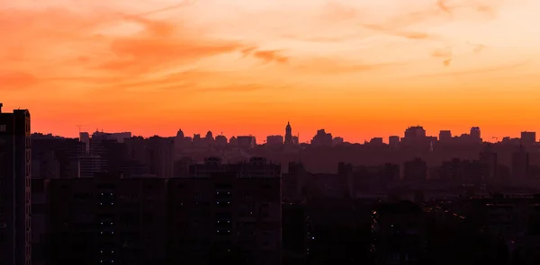 Sileta do pôr-do-sol da cidade. O céu cor-de-rosa laranja bonita — Fotografia de Stock