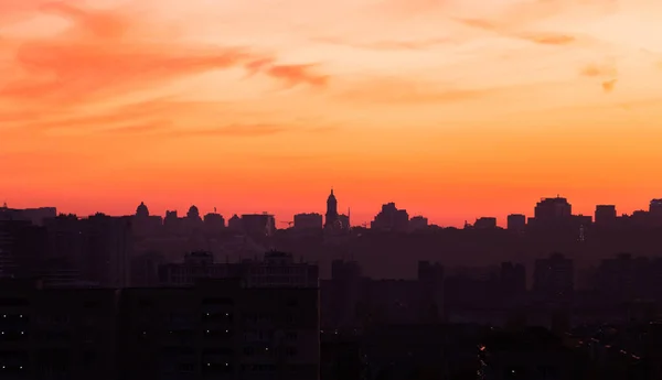 Sillohette ciudad puesta del sol. El cielo hermoso color naranja rosa — Foto de Stock