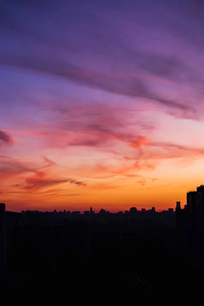 Sileta do pôr-do-sol da cidade. O céu bonito azul cor-de-rosa — Fotografia de Stock