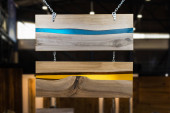 Tischplatte aus Epoxidharz und Holz geschnitten, Innenausstattung aus Epoxidharz. Beispiele für Platten im Laden