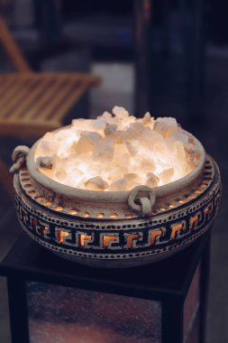 Kil kase şeklinde oyulmuş tuz lambasını yaktım. Orijinal büyük tuz lambası.