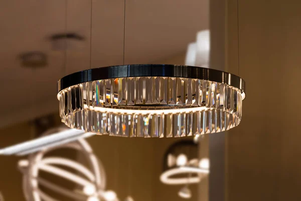 Trendy design kroonluchter in de vorm van ringen versierd met kristallen diamanten — Stockfoto