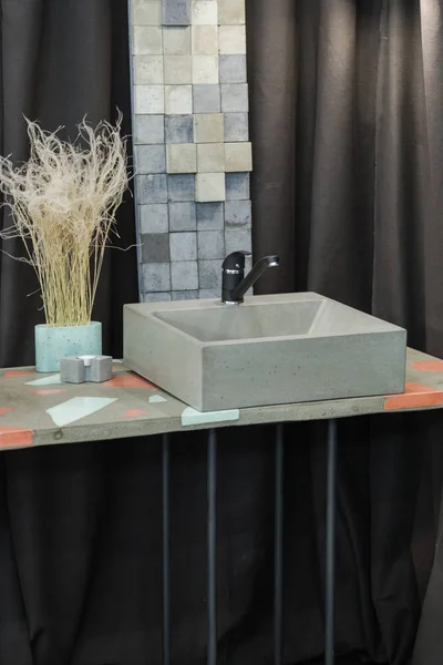 Bowl-shaped concrete sink, gray cement sink, black faucet, original bathroom — Stock Photo, Image