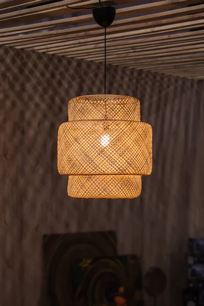 Lustre moderne de lampe en osier, lumière de conception d'abat-jour. Lampes de forme locale au plafond sur fond sombre — Photo