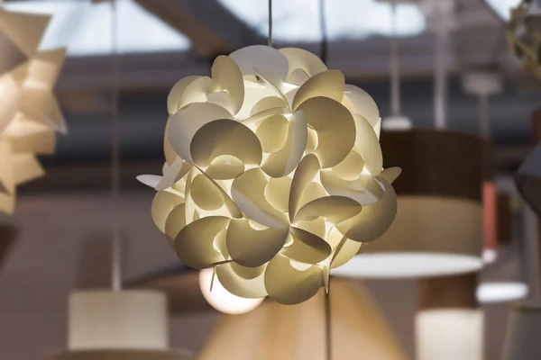 Lampe suspendue moderne blanche, lustre en papier de style scandinave nordique. Lustre en plastique, avec plusieurs formes géométriques — Photo