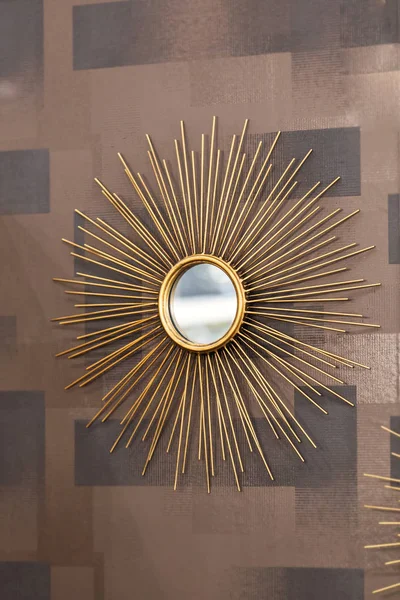 Espejo redondo de pared decorativo en forma de sol, un espejo de cobre dorado, forma moderna en el estilo escandinavo — Foto de Stock