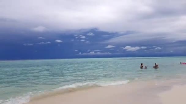 豪華なカラフルな熱帯の風景 モルディブ インド Ocean White 砂のビーチ 雪白い雲とターコイズ ブルーの海 青い空 緑の木々 — ストック動画