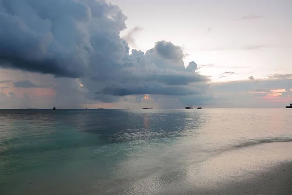 Hermosa Vista Puesta Sol Océano Índico Maldivas Agua Azul Cielo —  Fotos de Stock