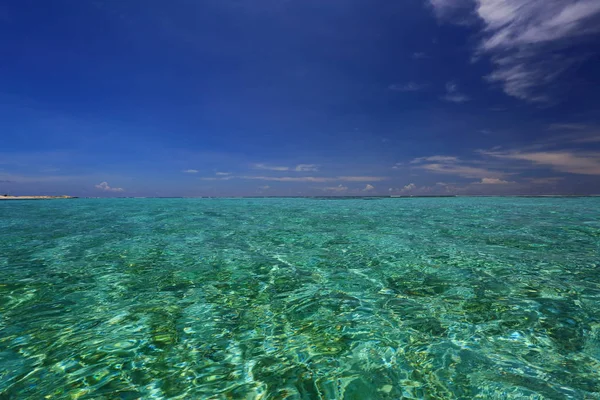Vue Colorée Eau Turquoise Surface Océan Indien Ciel Bleu Beau — Photo