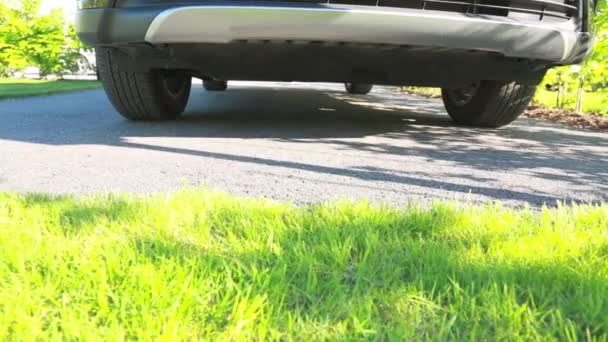 Vista Movimiento Lento Bajo Coche Pie Estacionamiento Asfalto Hierba Verde — Vídeo de stock