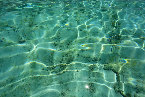 Удивительный Вид Камни Белый Песок Через Прозрачную Бирюзовую Воду Индийский — стоковое фото