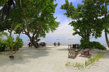 Güzel manzara sahil şeridi üzerinde boş açık hizmet yeri. Maldivler, Hint Okyanusu.