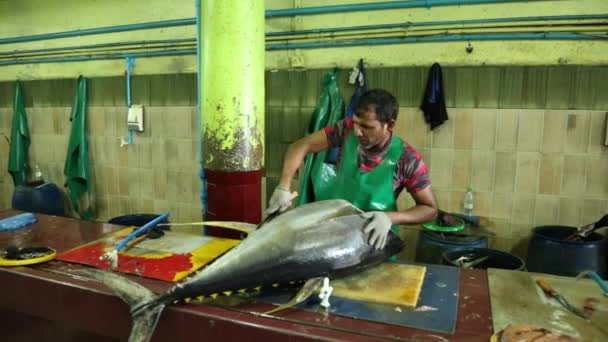 Hombre Profesional Limpiando Atunes Grandes Con Cuchillo Afilado Maldivas Ciudad — Vídeos de Stock