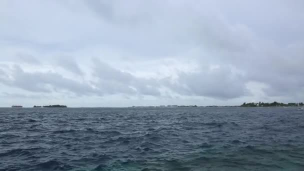 Piękny Widok Ciemny Niebieski Wody Oceanu Indyjskiego Biały Łodzią Motorową — Wideo stockowe