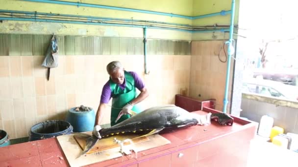 専門職の人は 鋭いナイフで大きなマグロをクリーニングします モルディブでは 市の男性 釣り市場 2018 — ストック動画