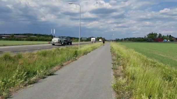 Uomo Sci Fondo Con Gli Sci Rotelle Nella Bella Giornata — Video Stock