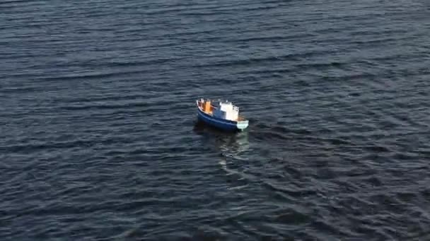 Radyo Kontrollü Bir Koyu Mavi Yüzeyine Yarış Oyuncak Tekne Göl — Stok video