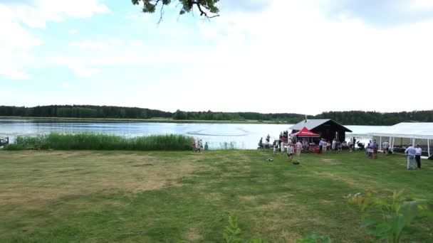 夏季的一个湖泊附近的户外企业聚会 有些人在玩无线电控制的汽车 有的在说话 Enkoping 2018年6月9日 — 图库视频影像