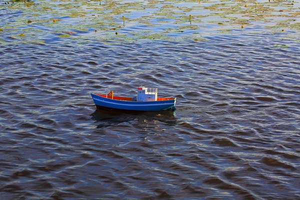 Nettes Ferngesteuertes Blaues Spielzeugboot Auf Der Wasseroberfläche Dunkles Seewasser Und — Stockfoto