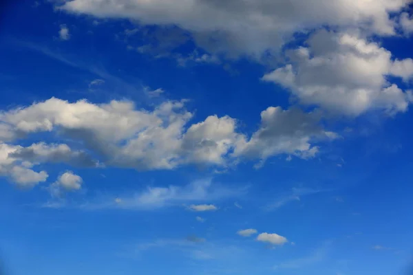美丽的蓝天与雪白的云的景色 美丽的背景 — 图库照片