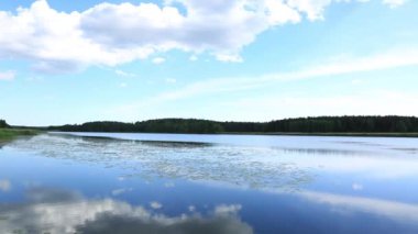Güzel manzara harika doğa manzara üzerinde. Göl su yüzey ve mavi gökyüzü ile beyaz bulutlar. Güzel doğa manzara arka plan.