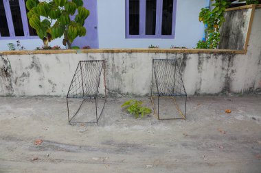 Maldivler üzerinde görünümü geleneksel açık sandalye. Eski duvar arka plan.