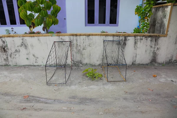 Maldivler üzerinde görünümü geleneksel açık sandalye. Eski duvar arka plan.