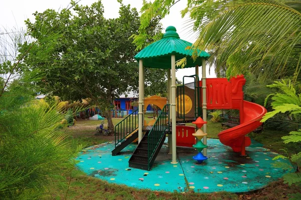 Nahaufnahme Des Kinderspielplatzes Auf Der Lokalen Malediveninsel Danghethi Grüne Bäume — Stockfoto