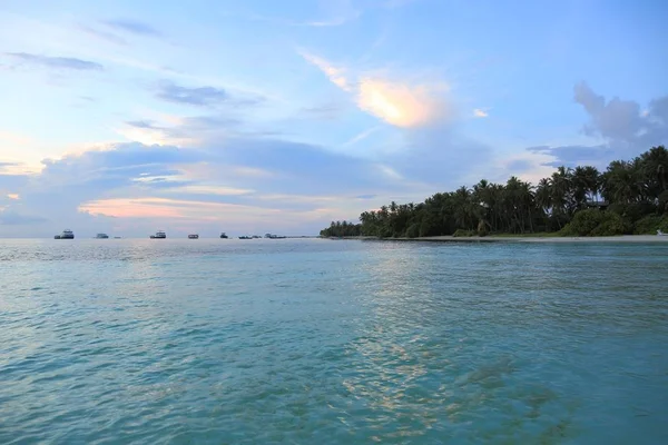 Vista Deslumbrante Oceano Índico Maldivas Linha Costa Areia Branca Com — Fotografia de Stock