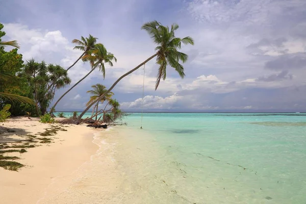 Vista Deslumbrante Oceano Índico Maldivas Linha Costa Areia Branca Com — Fotografia de Stock