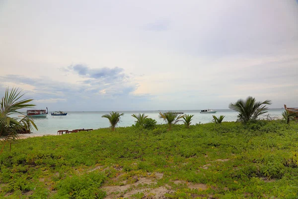 Vista Deslumbrante Sobre Oceano Índico Maldivas Alguns Barcos Água Azul — Fotografia de Stock