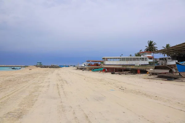 Área Industrial Ilha Dhangethi Maldivas Estrada Areia Velhos Barcos Fundo — Fotografia de Stock