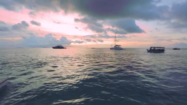 Beleza Beleza Ser Transportado Maior Barco Barcos Nuvens Escuro Infinito — Vídeo de Stock