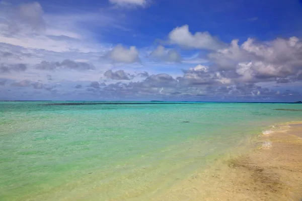 美丽的白色沙滩景色 蓝绿色的水和蓝天白云 印度洋 马尔代夫 — 图库照片