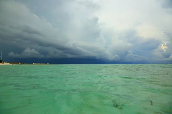 Muhteşem Tropik Manzaralı Maldivler Turkuaz Hint Okyanusu Şaşırtıcı Beyaz Bulutlar — Stok fotoğraf