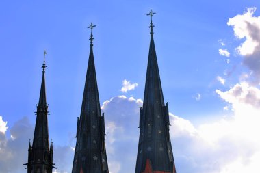Güneşli mavi gökyüzü ve beyaz bulutlar backgroound üzerinde güzel görünümü katedral tops. Domkyrka, Uppsala, İsveç. Güzel arka planlar.