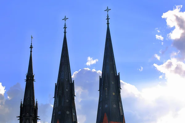 Prachtig Uitzicht Kathedraal Toppen Zonnige Blauwe Hemel Witte Wolken Backgroound — Stockfoto