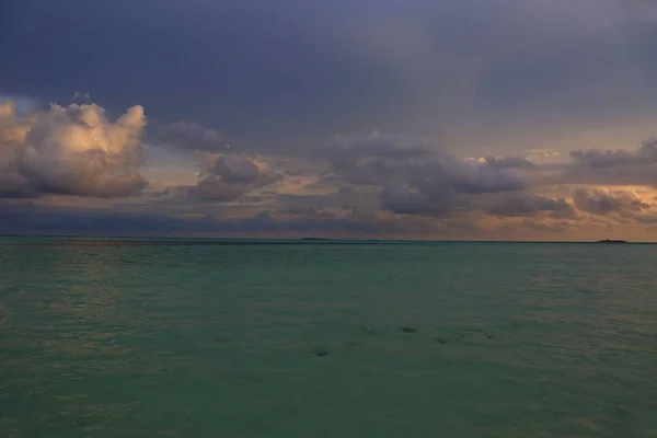 Vista Deslumbrante Pôr Sol Oceano Índico Maldivas Água Azul Céu — Fotografia de Stock
