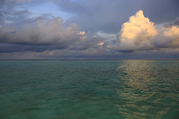 Vista Deslumbrante Pôr Sol Oceano Índico Maldivas Água Azul Céu — Fotografia de Stock