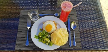 Geleneksel yemek hazır hazır. Yumurta, ekmek ve yeşil salata, taze ve su. Turizm / sağlıklı gıda kavramı.