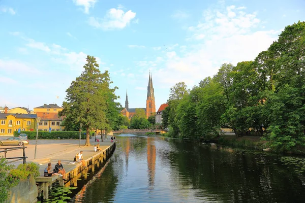 Wunderschöne Aussicht Auf Die Straße Der Nähe Des Flusses Mit — Stockfoto