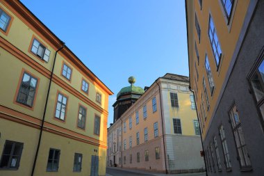 Güzel eski binalar dar sokakta görüntüleyin. Avrupa, İsveç, Uppsala. Turizm konsepti. Güzel arka planlar.