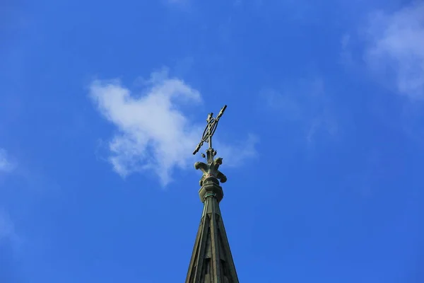 青い空を背景にタワーの美しい景色 豪華な背景 建築コンセプト — ストック写真