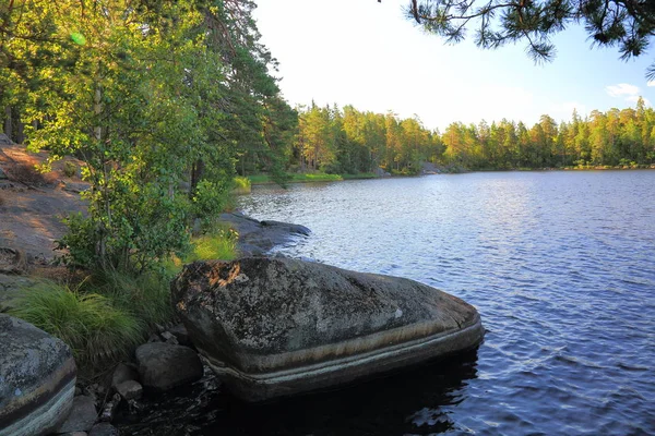 Vacker Utsikt Över Naturlandskapet Sjön Med Stenig Kustlinje Blå Vattenyta — Stockfoto